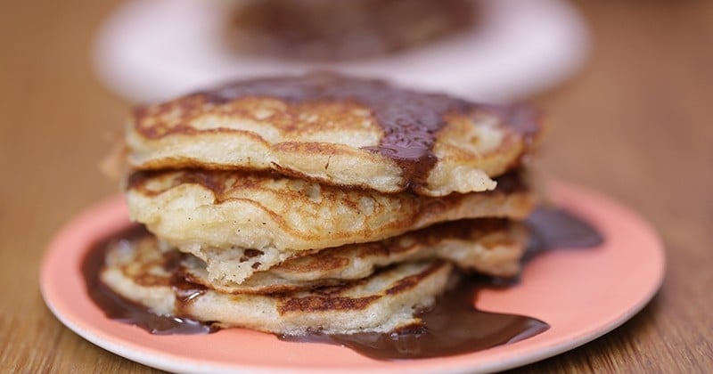 Pancakes aux pommes et au chocolat avec le beurre doux 