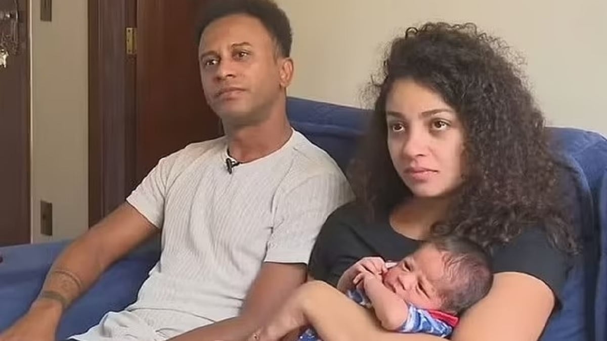 couple avec son bébé dans les bras