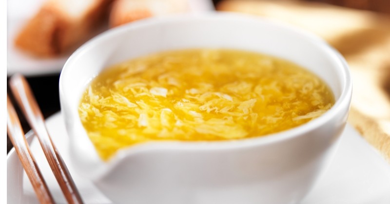 Soupe chinoise au poulet, maïs et œuf 