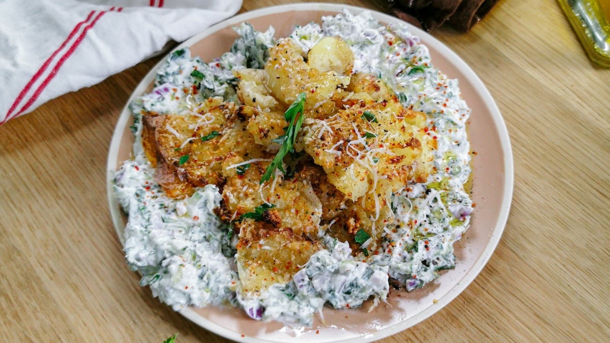 salade de concombre et smashed potatoes