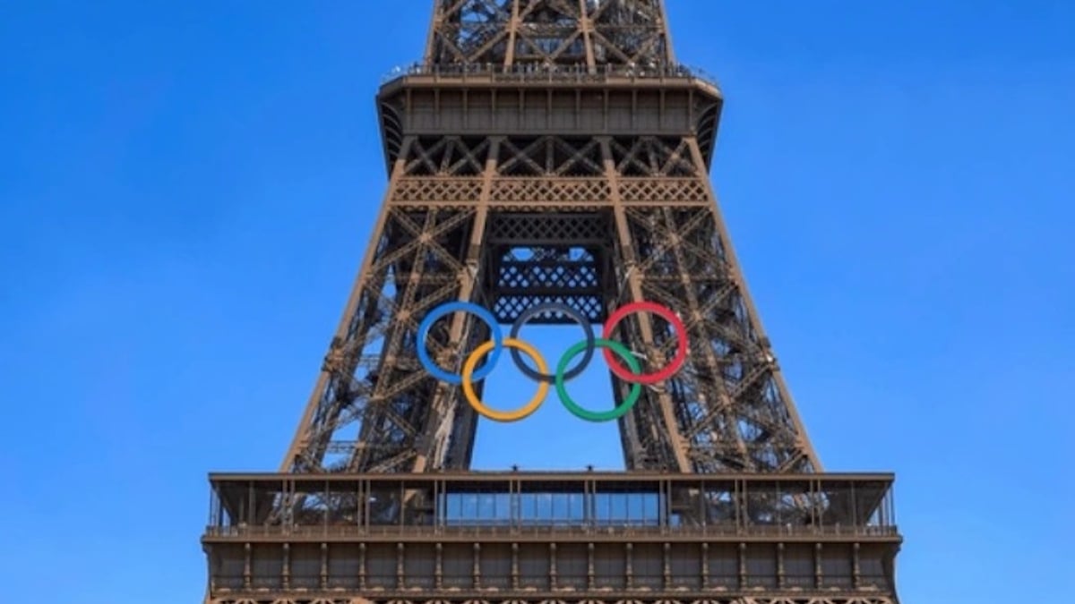 La Tour Eiffel ornée des cinq anneaux olympiques 