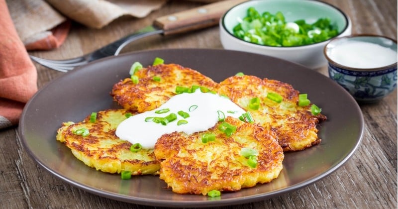 Préparez des latkes, des galettes de pomme de terre gourmandes qui dépannent pour un repas rapide !