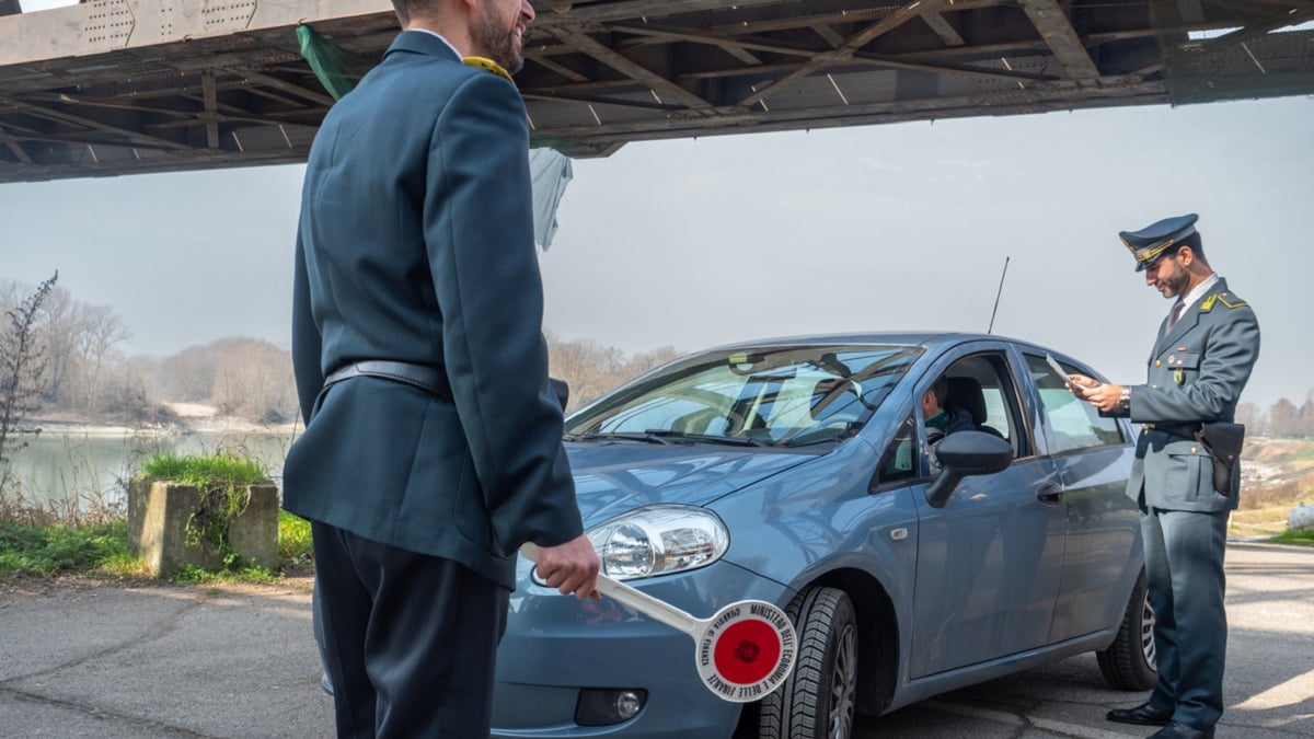 Deux douaniers italiens contrôlant une voiture