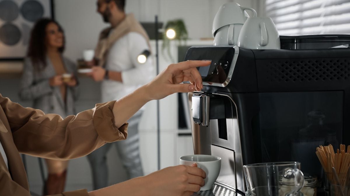 Il urinait dans le café et les repas de ses collègues, la justice le condamne à un an de prison ferme