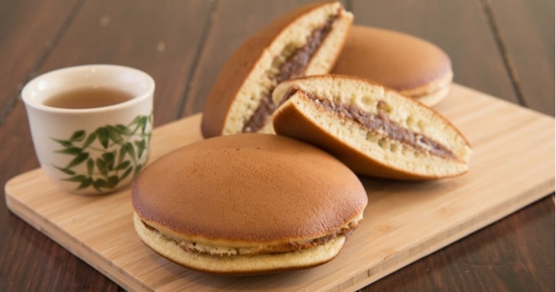 Fondez pour le moelleux des Dorayakis, le sandwich de pancakes japonais !