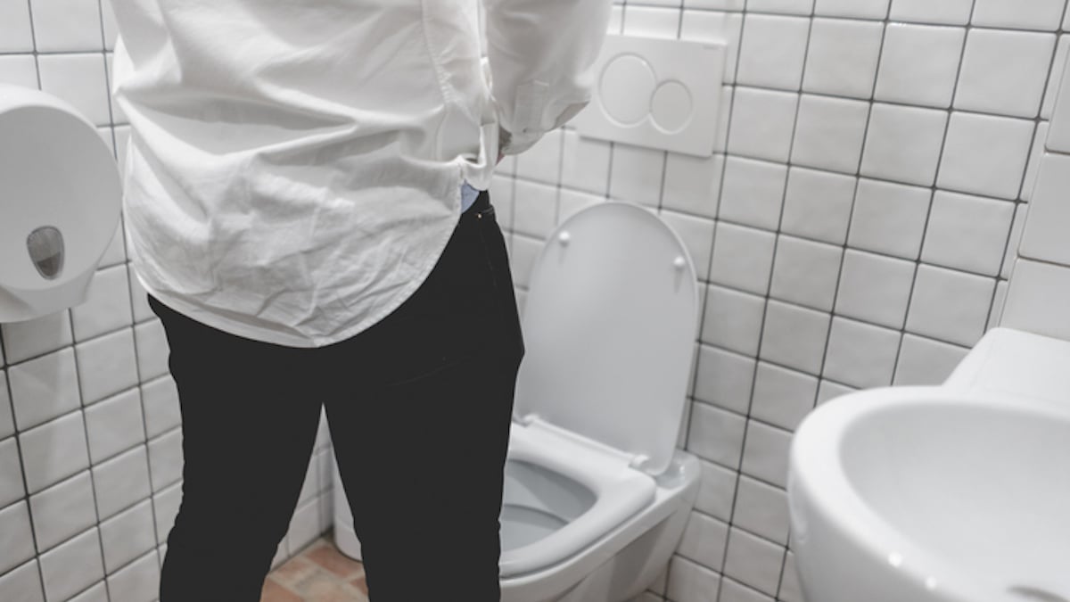 Vous devriez tous suivre la « règle des 21 secondes » lorsque vous urinez, selon la science