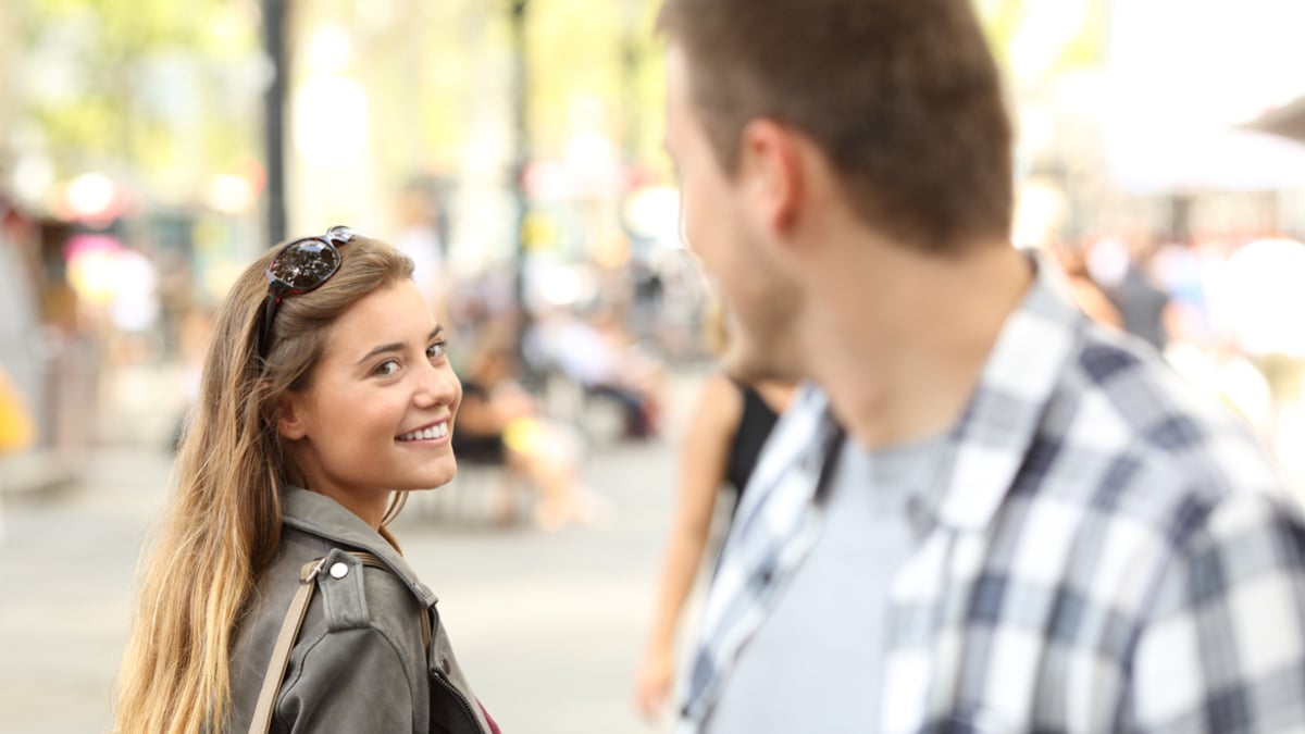 Un homme et une femme en train de flirter dans la rue 