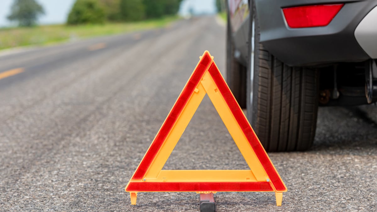 Un panneau triangulaire pendant un accident de la route