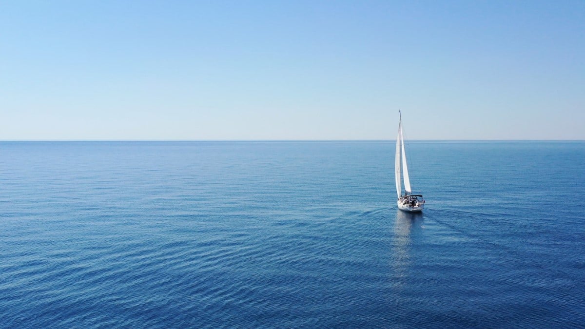 Un voilier sur la mer