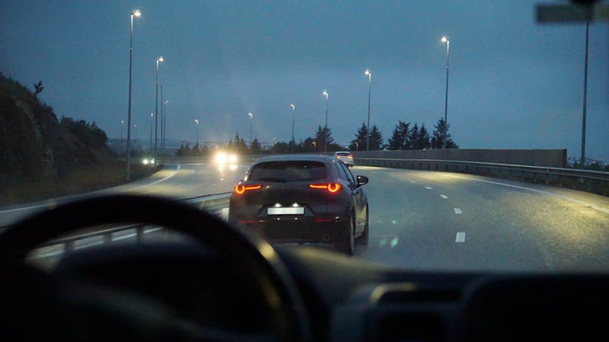 Un policier en plein contrôle routier