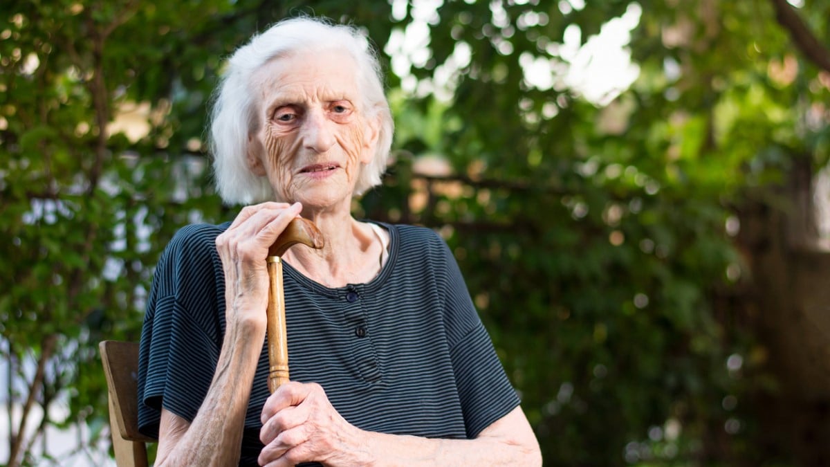 Une femme âgée avec une canne