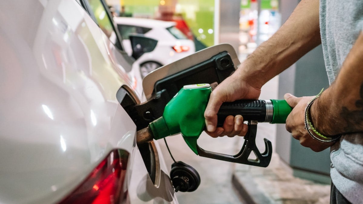 Un homme met de l'essence dans sa voiture