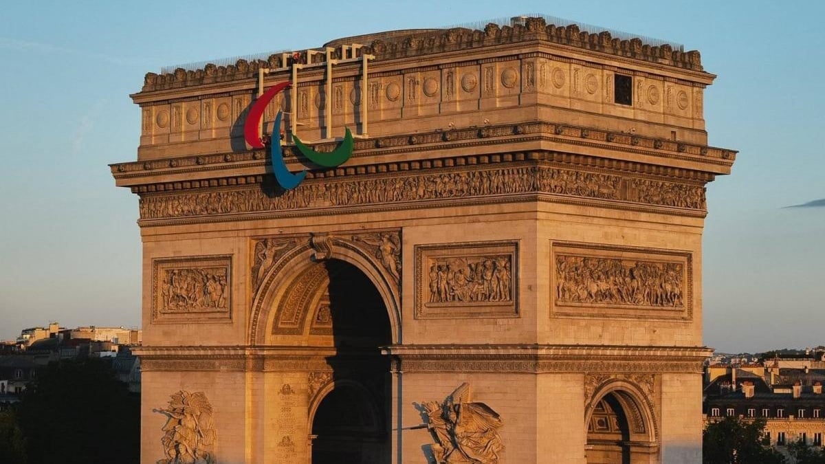 Arc de Triomphe montrant le logo paralympique