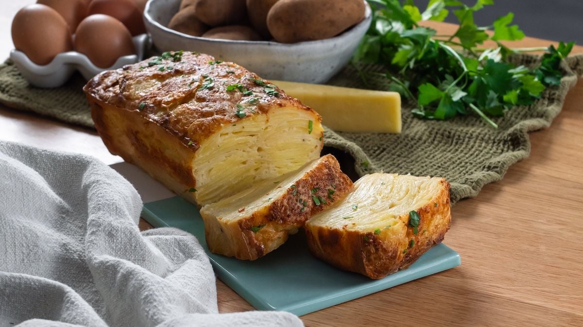 Fondez pour les délices de notre cake invisible aux pommes de terre et au fromage, un vrai régal !