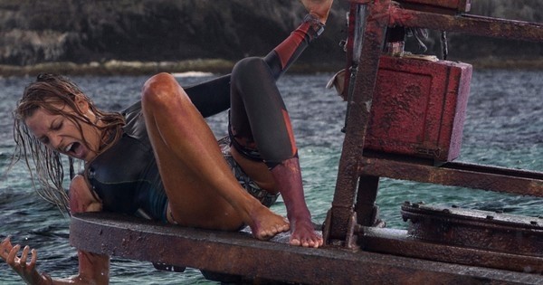 Blake Lively terrifiée par un requin dans la nouvelle bande-annonce de « Instinct de survie »
