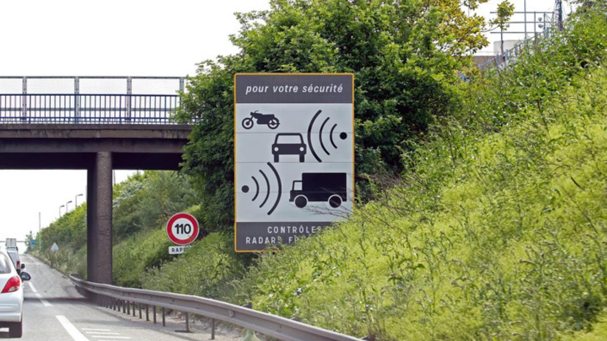 Un radar le flashe alors que sa voiture est au garage, il ne comprend pas et conteste son amende