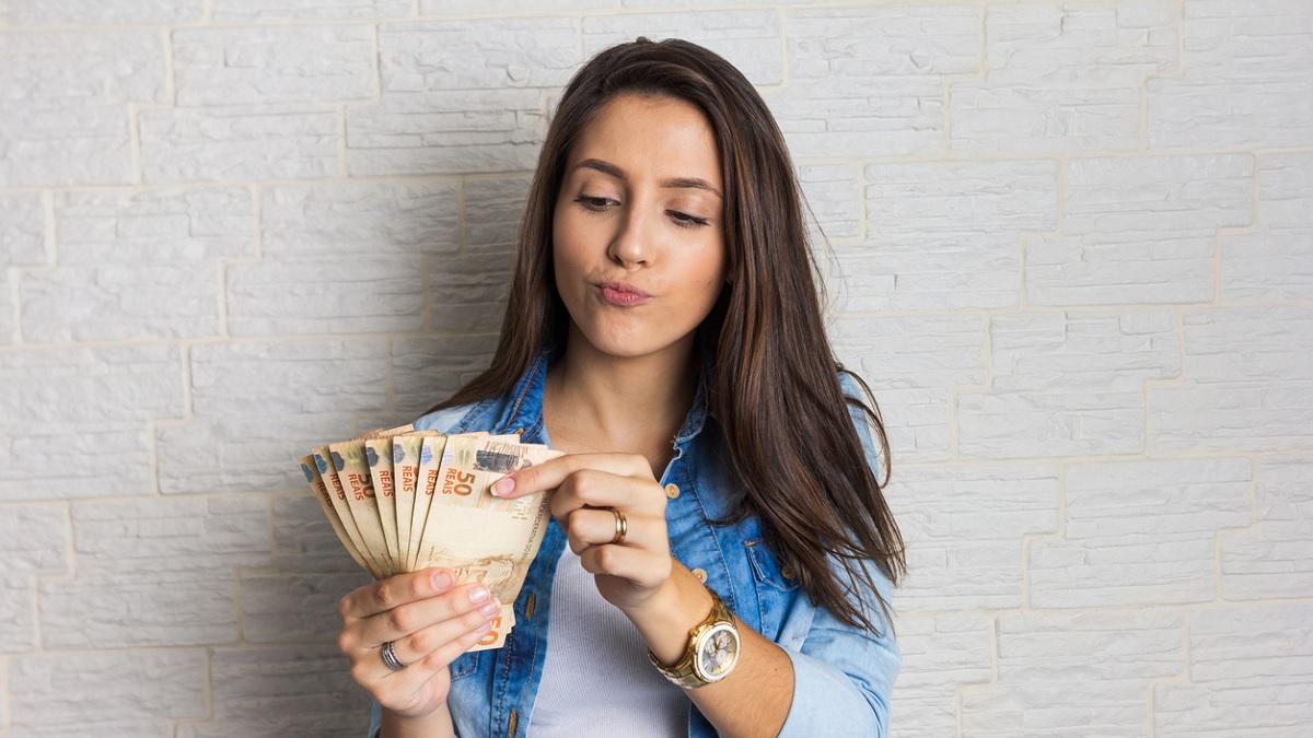 jeune femme avec des billets de banque dans les mains