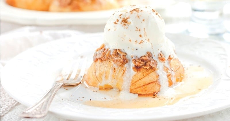 Pour les fêtes, craquez pour les pommes rôties au caramel beurre salé et sa glace à la vanille