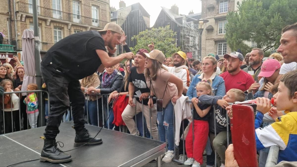 Cette célèbre place de Dieppe renommée «place Naâman» en hommage au chanteur décédé