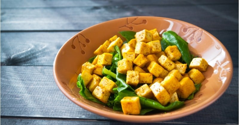 Découvrez cette recette originale : Le tofu au curry et au lait de coco