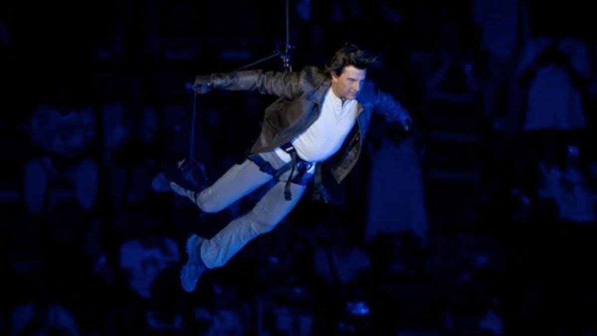 Tom Cruise en pleine cascade lors de la cérémonie de clôture des JO de Paris 2024