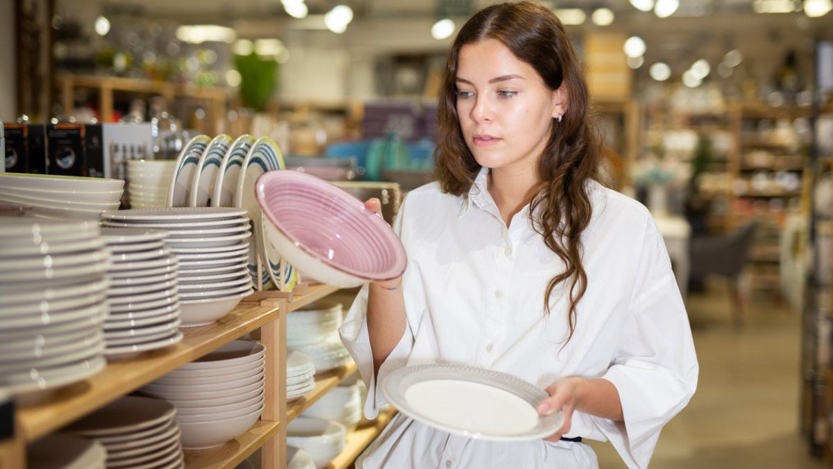 Voici comment retirer facilement les étiquettes collées sur la vaisselle ou le verre