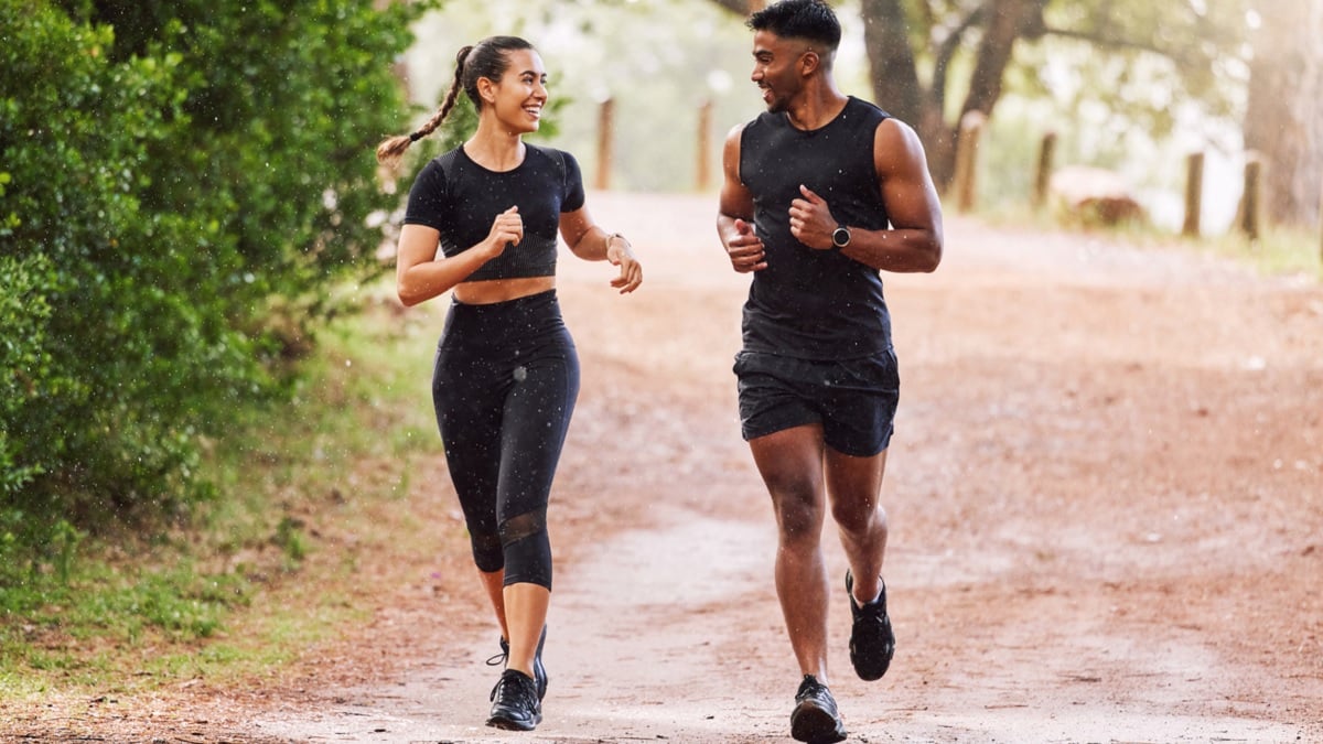 jeune femme et jeune homme courant ensemble 