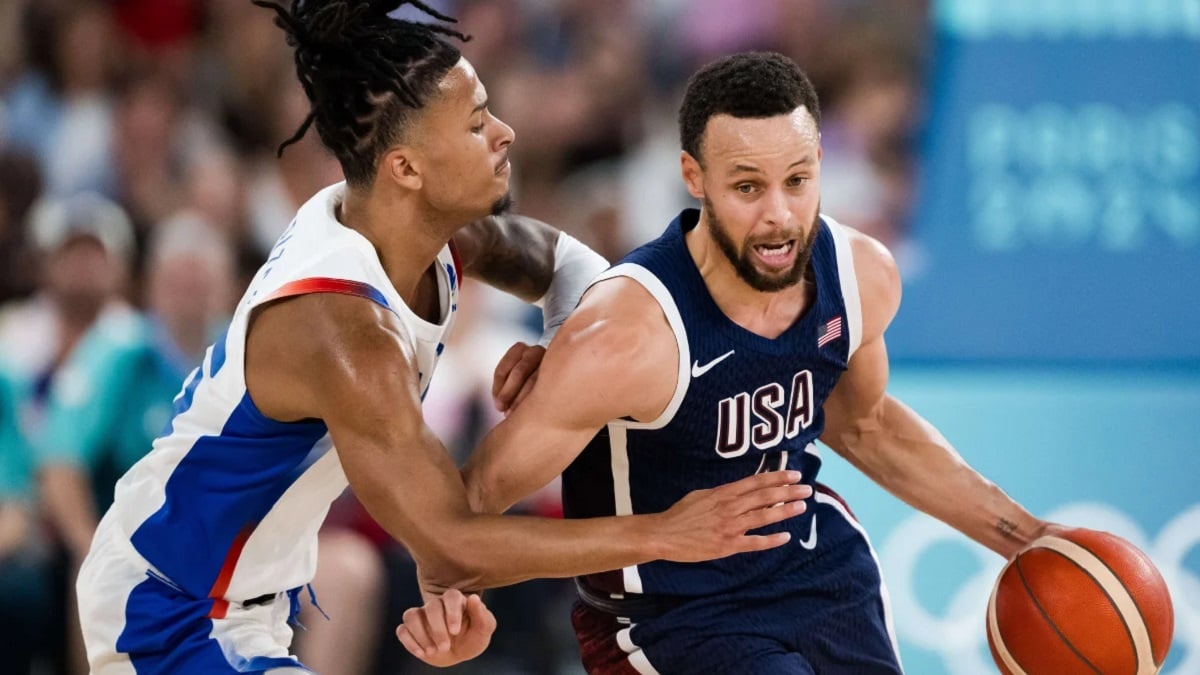 capture d'écran du match de basket montrant Stephen Curry 