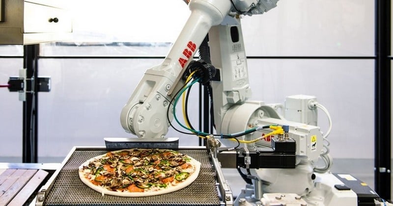 Pizza 2.0 : ce robot fabrique 120 pizzas par heure à l'arrière des camions de la start-up Zume pizza