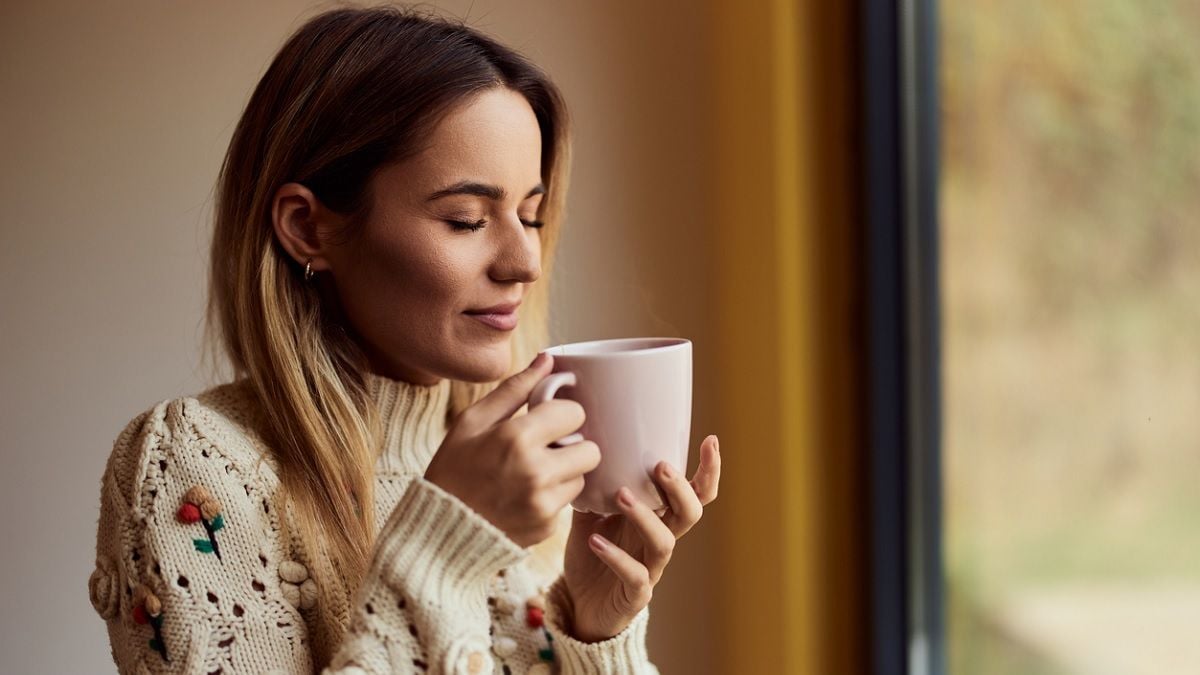 jeune femme dégustant une boisson chaude