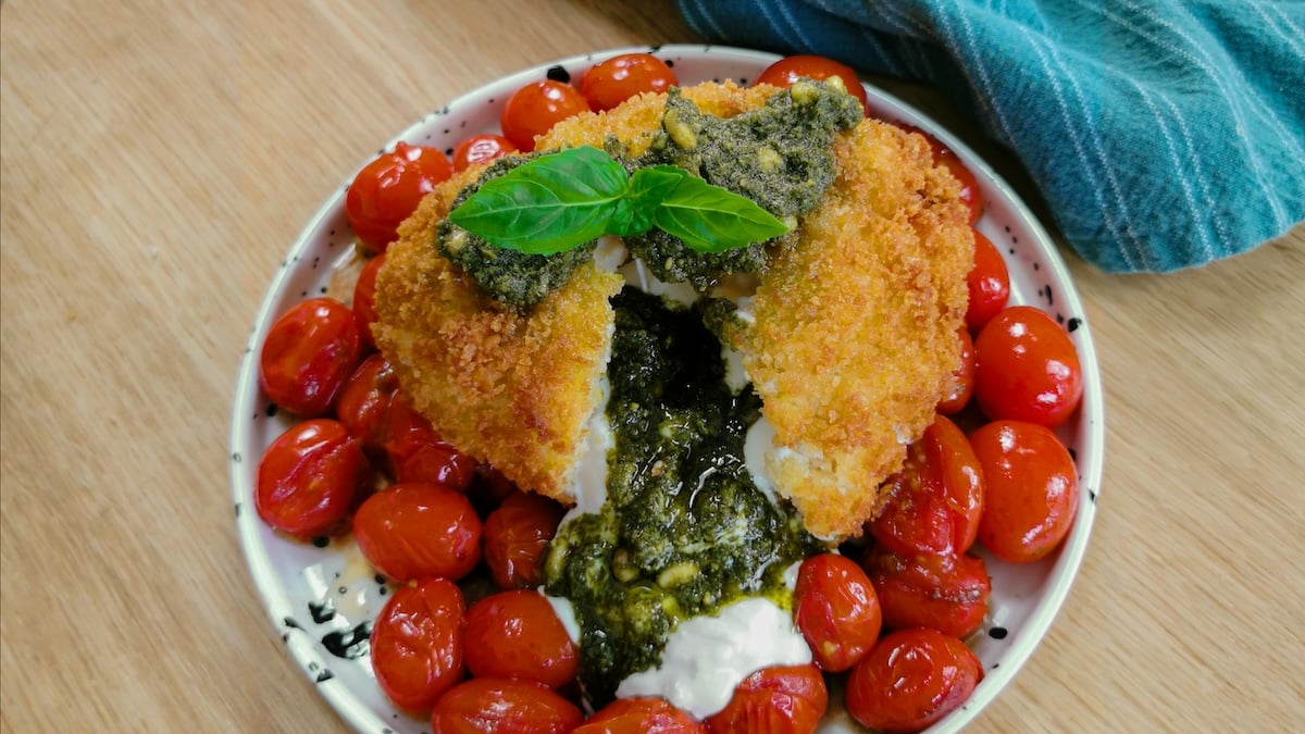 burrata panée au pesto et tomates cerises confites