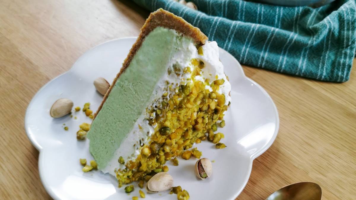 Préparez un savoureux cheesecake à la pistache, un dessert onctueux qui plaira à toutes les papilles !