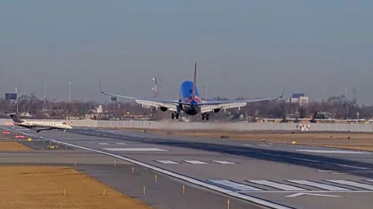 Un jet privé se retrouve sur le chemin d'un avion qui atterrit, le pilote évite le choc en catastrophe