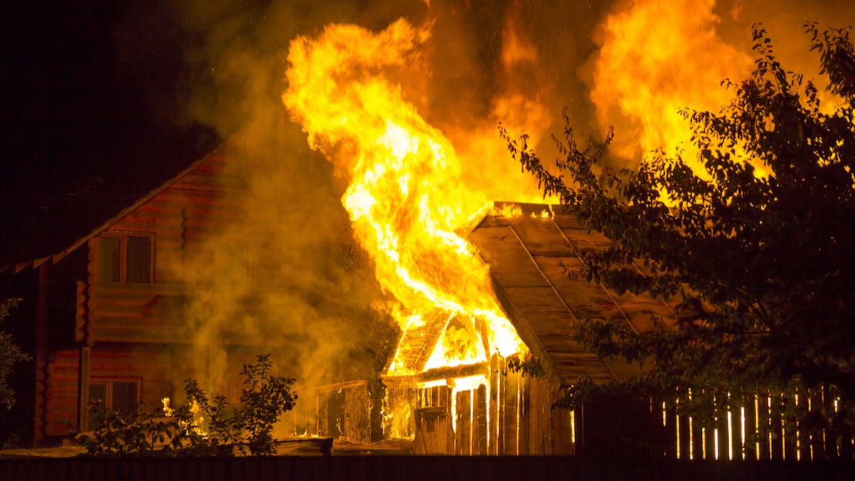 incendie dans une maison en pleine nuit