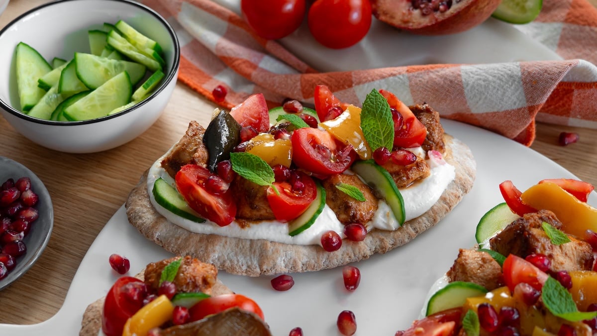 Ces pitas au poulet mariné et légumes sont incroyables ! Découvrez vite la recette pour un repas gourmand et facile à faire