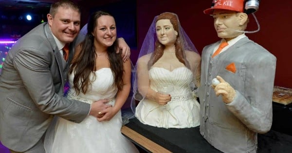 Cette jeune mariée a réalisé sa propre pièce montée à l'effigie de son mari et d'elle-même ! Impressionnant... et un peu flippant ! 