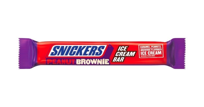 Snickers dévoile sa barre de crème glacée au brownie et cacahuètes