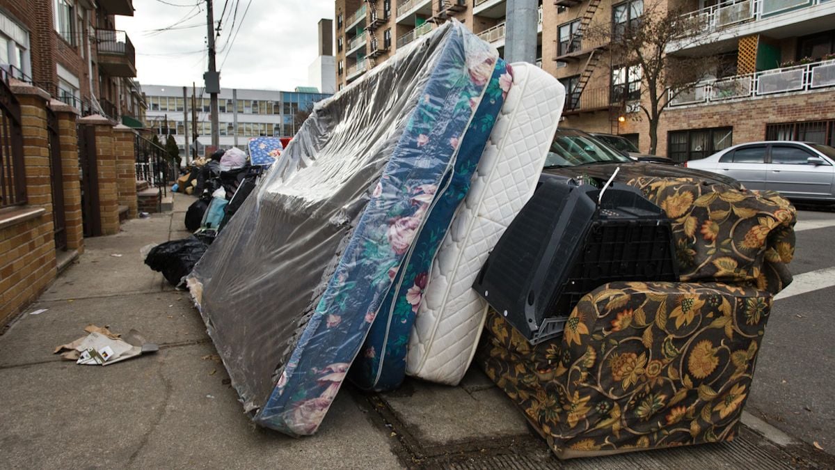 Deux matelas abandonnés sur le trottoir 