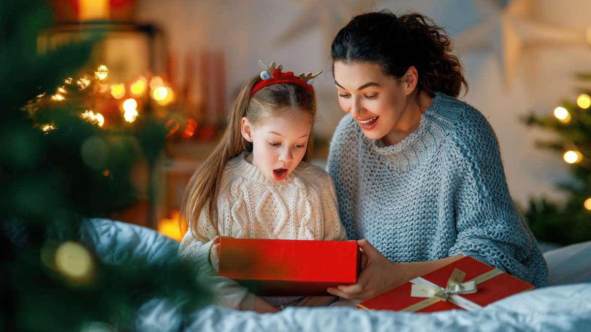 Une maman et sa fille célébrant les fêtes de Noël 