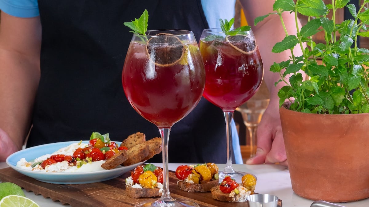 Proposez un dip de burrata aux tomates cerises rôties avec le spritz revisité à la crème de cassis, c'est l'accord parfait pour l'apéro !