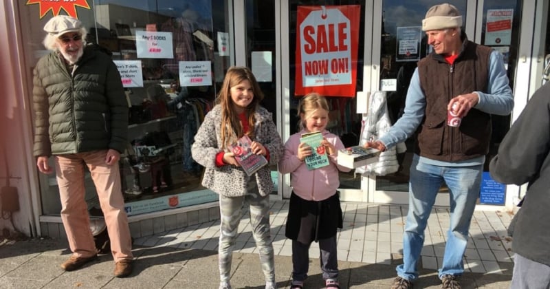 Plus de 250 volontaires forment une chaîne humaine pour déménager une librairie dans son nouvel emplacement