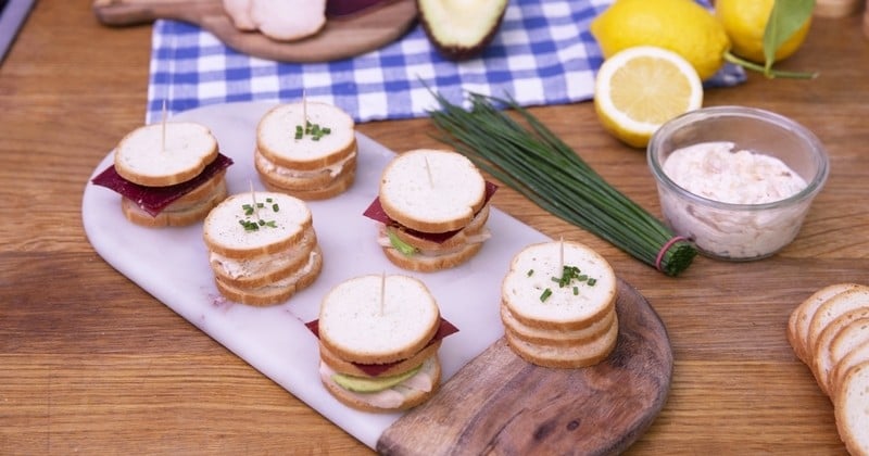 Un apéro réussi et sans prise de tête avec les mini club sandwichs aux rillettes de saumon ou à la viande des grisons !