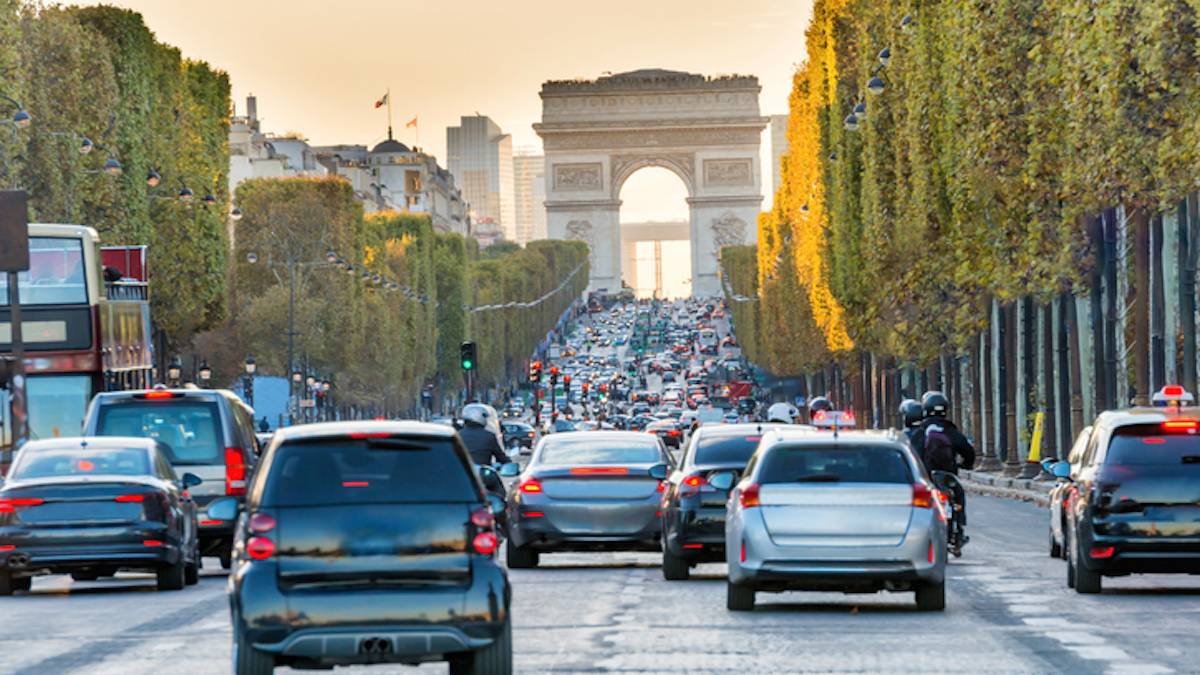 Le trafic routier sur l'avenue des Champs-Élysées à Paris