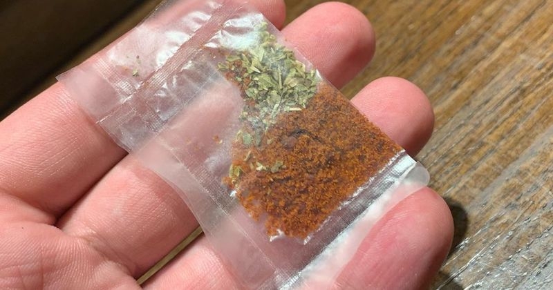 Ce petit sachet est en réalité une... pizza ! Et il est entièrement comestible 