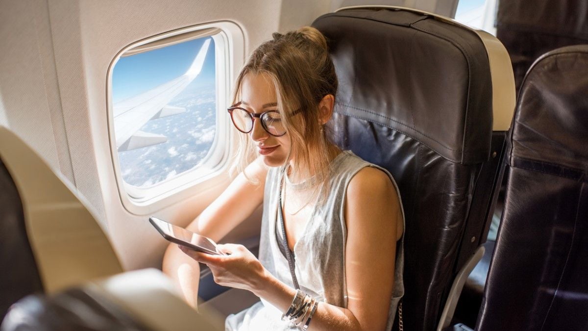 Une femme dans un avion