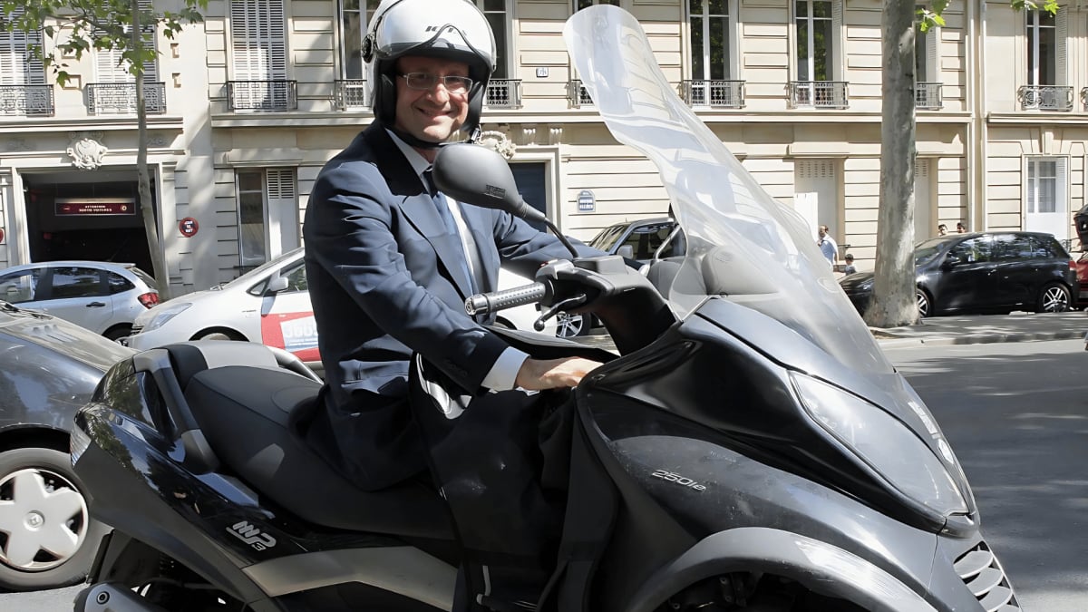 Le célèbre scooter utilisé par François Hollande pour aller voir Julie Gayet en cachette vendu aux enchères pour... 20 500 euros