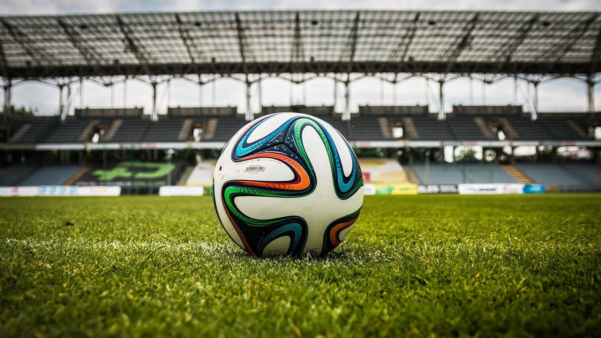 Un ballon de football dans un stade