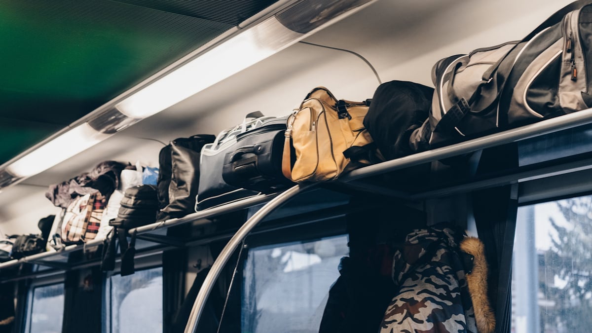 Bagages rangés au-dessus des sièges