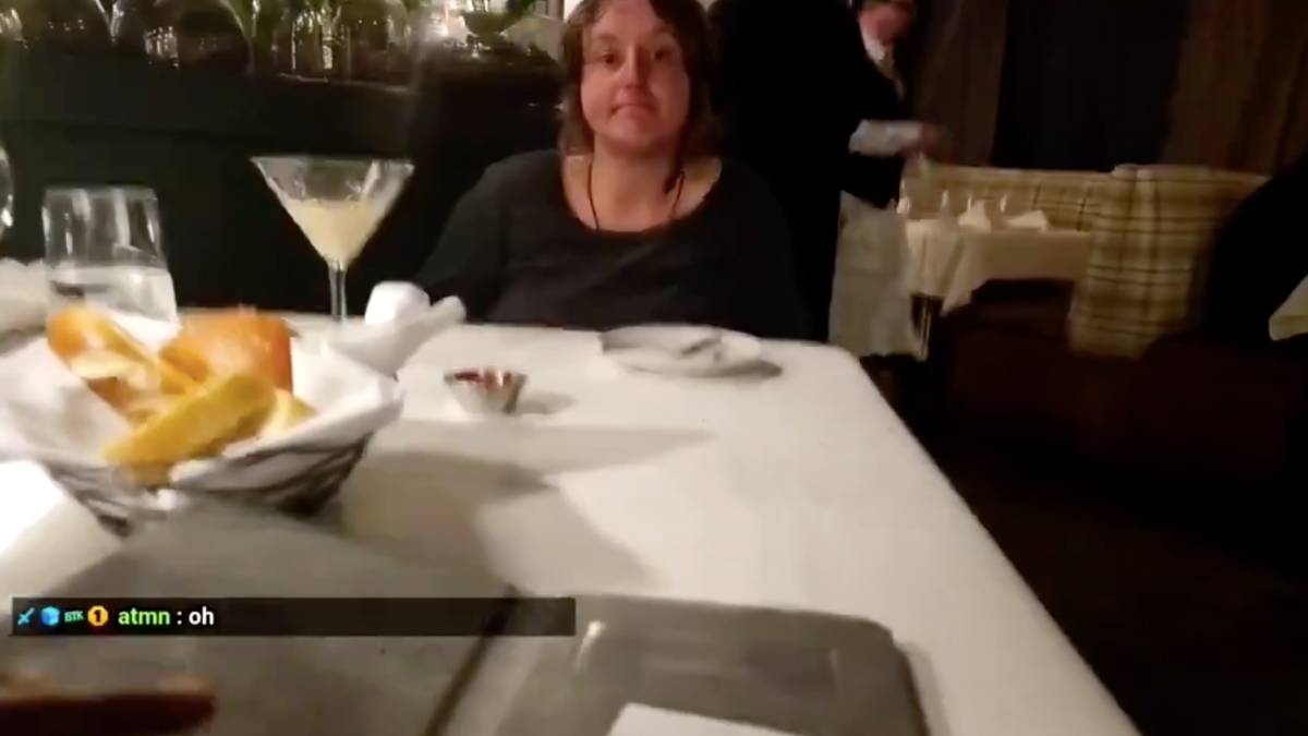 Une personne sans-abri dans un restaurant