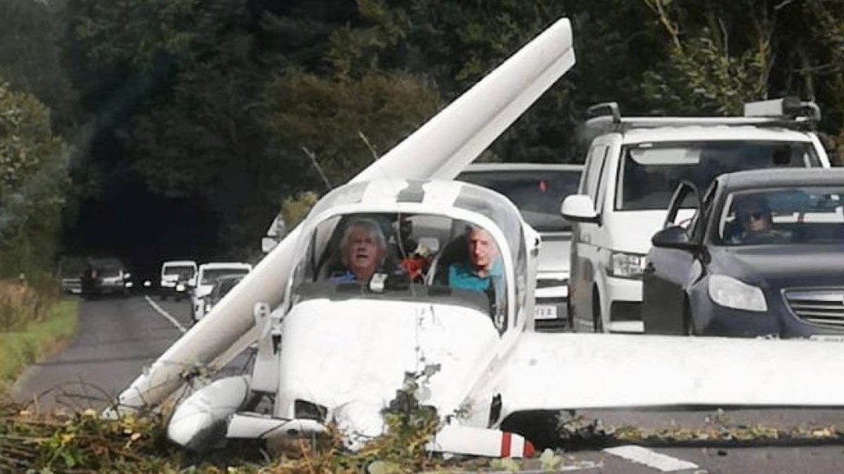 Deux pilotes survivent miraculeusement au crash de leur planeur sur une route très fréquentée